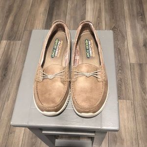 🤩Women’s Size 8.5 Lightweight Skechers Memory Foam Tan Slip Ons!!